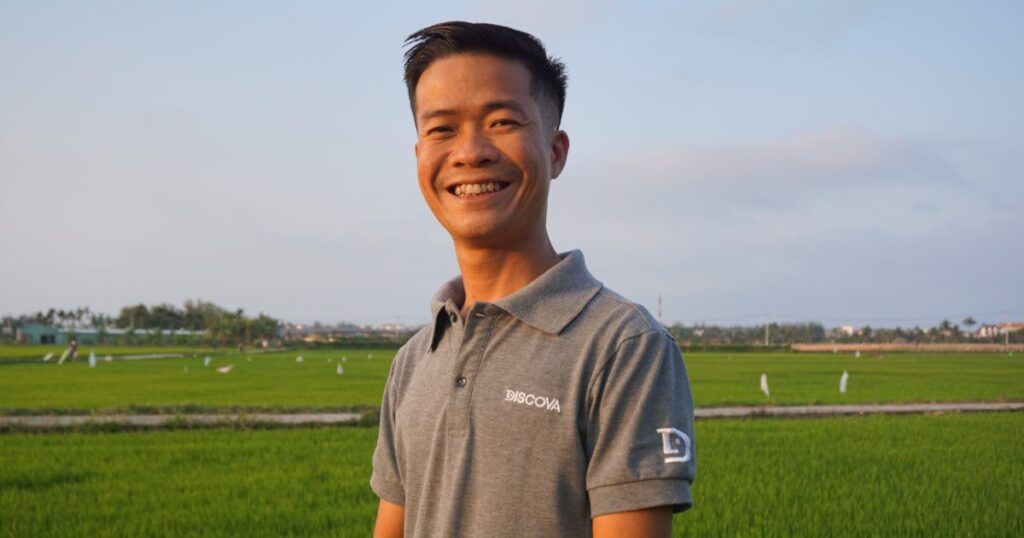 expert guide stood in front of rice field