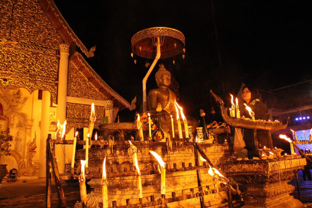 Image of the Buddha with candles