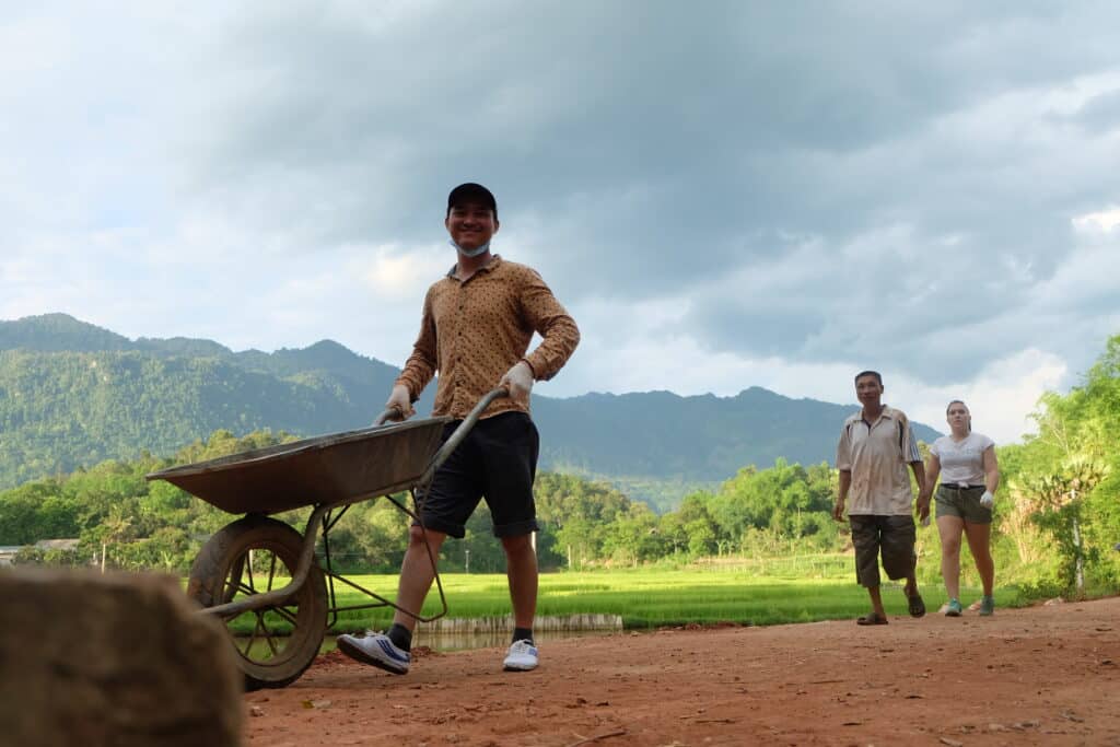 wheelbarrow working mai chau