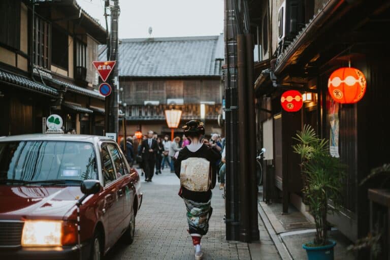 Hanamikoji Street, Gion district, Kyoto - Geisha walking
