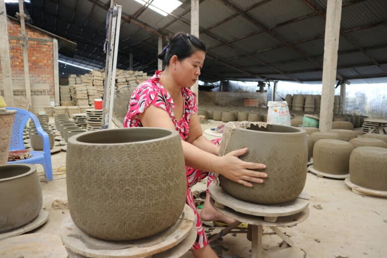 Aside from contributing to the housing construction, visiting students can enjoy various cultural, experiential activities and visits in Vinh Long.